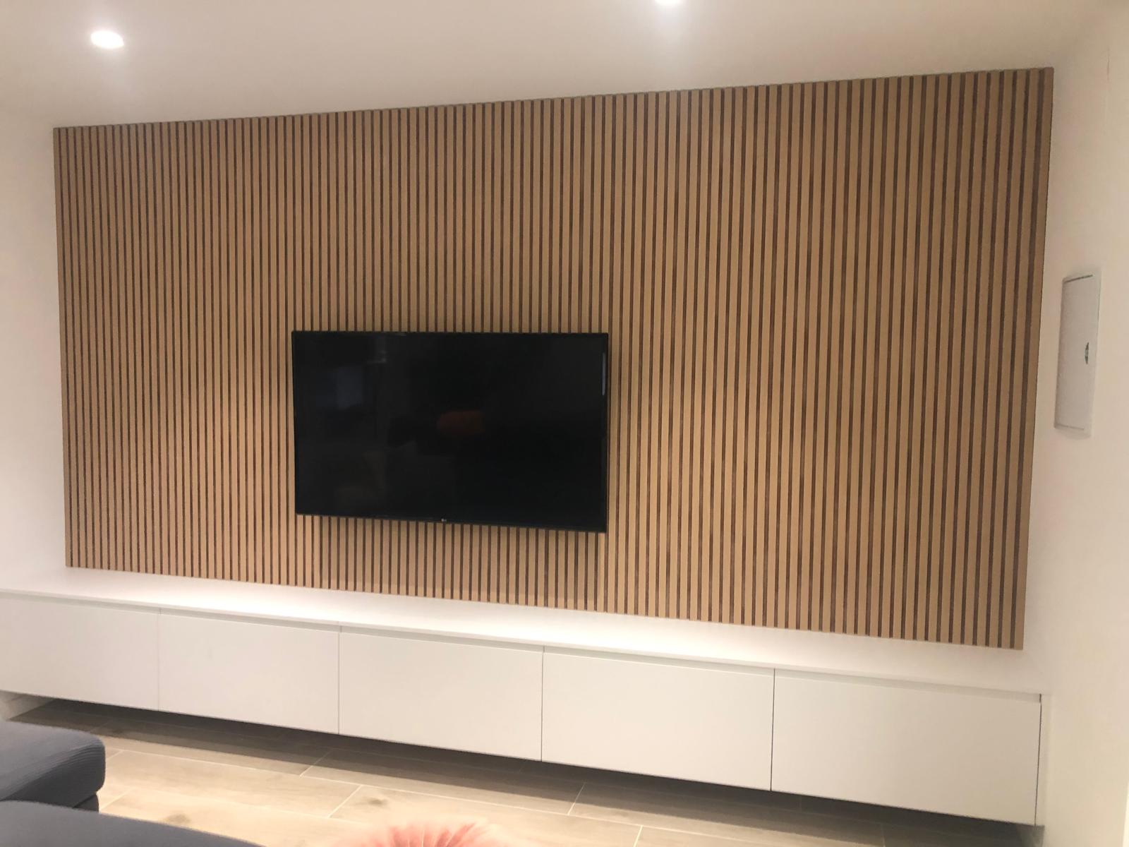 Panel decorativo de lamas de madera en salón con mueble de TV suspendido blanco