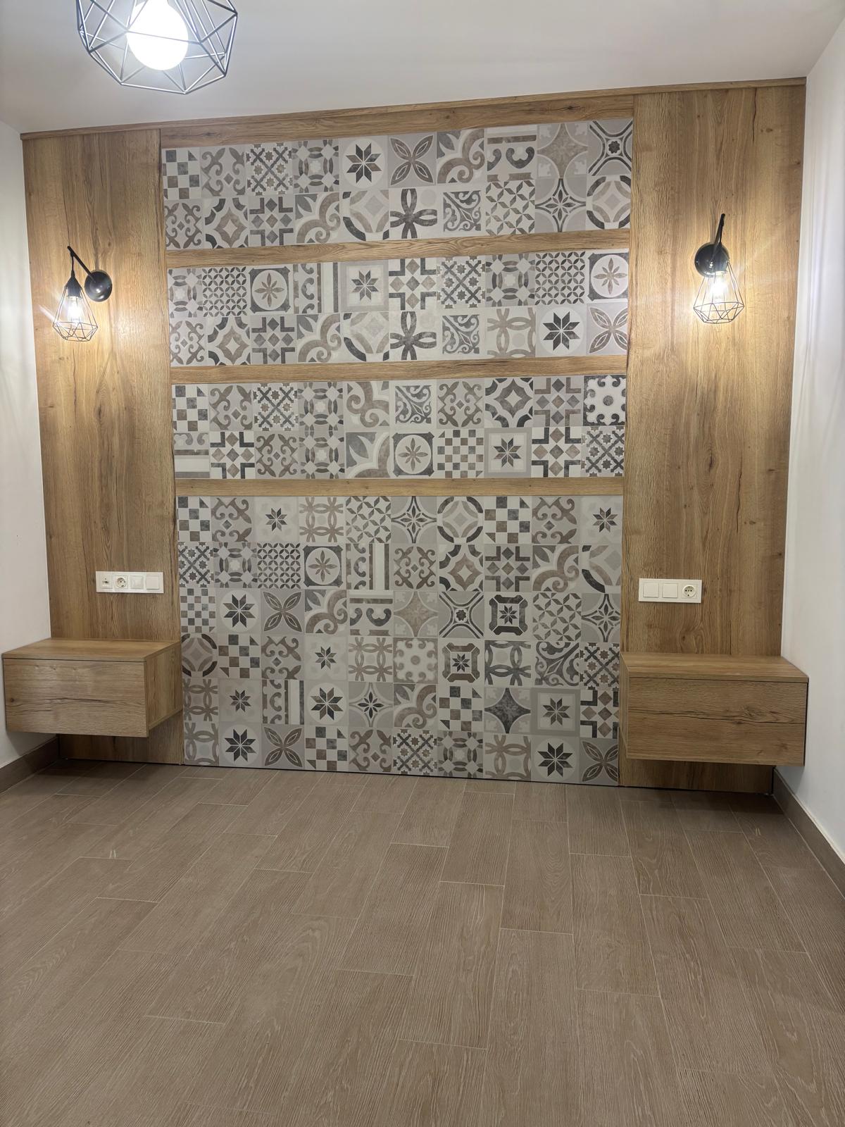 Cabecero de dormitorio con paneles de madera, mesitas suspendidas y frontal de baldosa decorativa