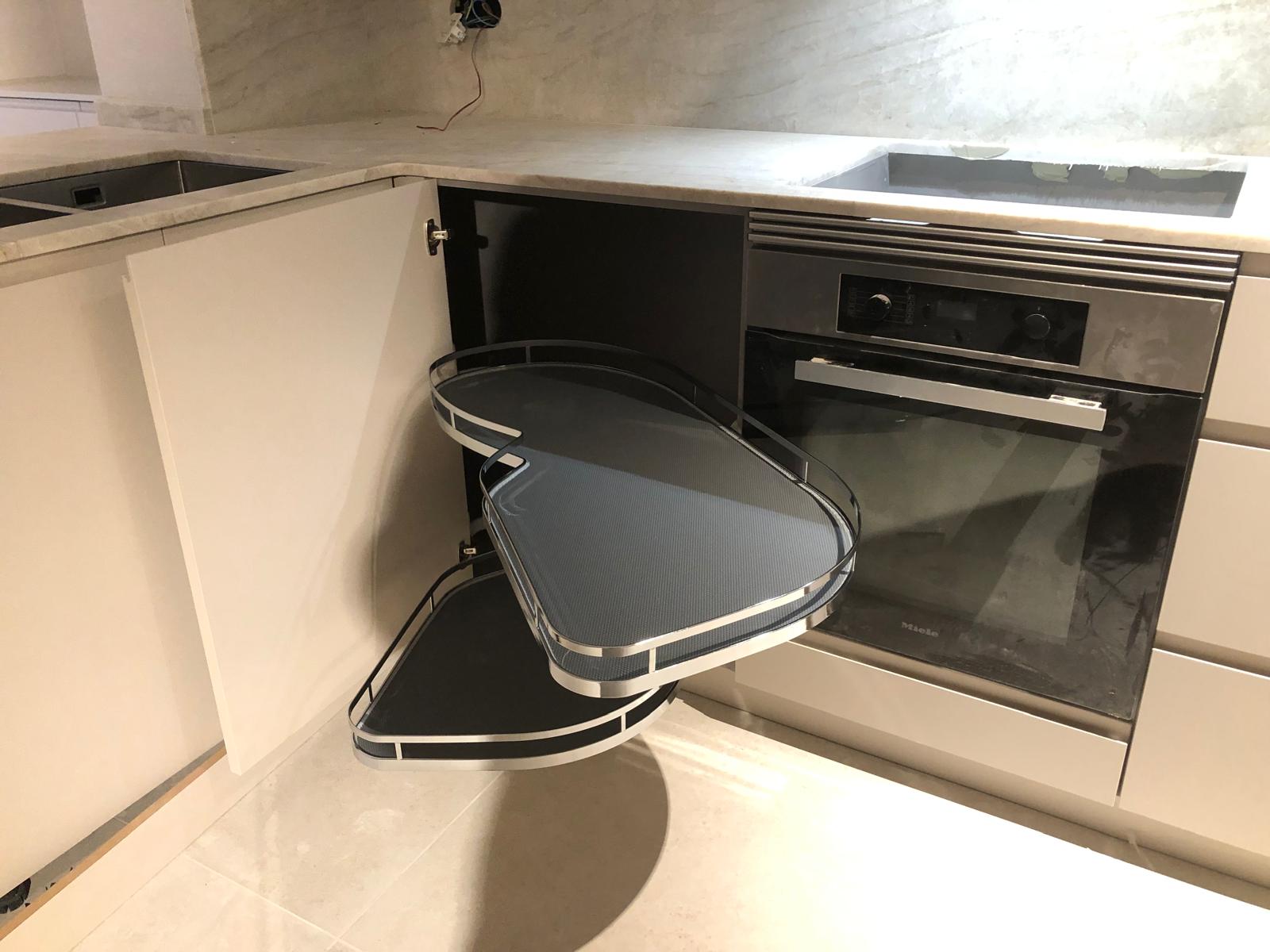 Herraje extraíble giratorio instalado en un mueble de cocina en rincón